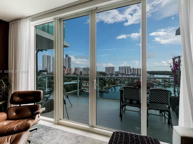3-bedroom condo for sale in Sunny Isles Beach - 400 Sunny Isles Blvd 920 - MondialRealty