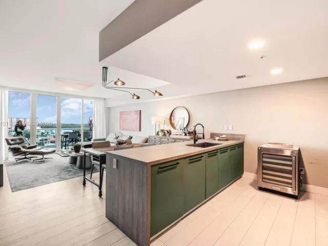 3-bedroom condo for sale in Sunny Isles Beach - 400 Sunny Isles Blvd 920 - MondialRealty
