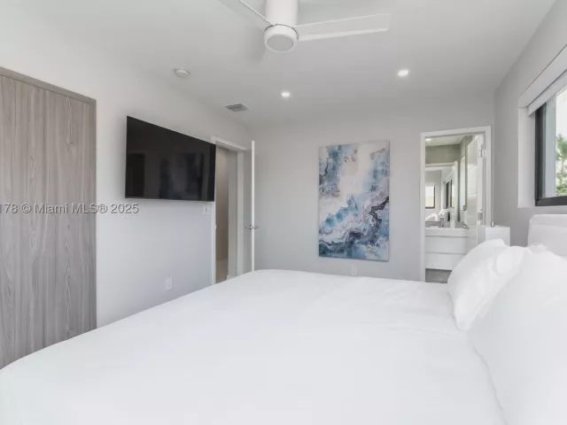 4-bedroom home for rent in Miami - 21230 NE 25th Ct - MondialRealty