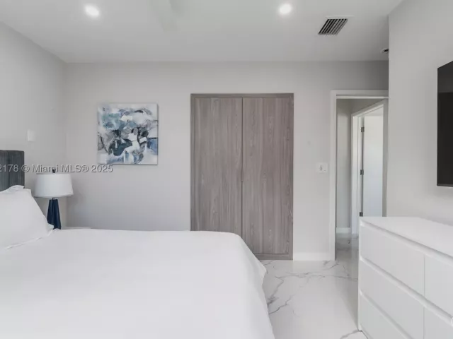 4-bedroom home for rent in Miami - 21230 NE 25th Ct - MondialRealty