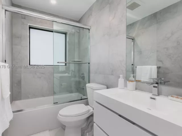 4-bedroom home for rent in Miami - 21230 NE 25th Ct - MondialRealty