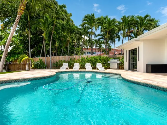 4-bedroom home for rent in Miami - 21230 NE 25th Ct - MondialRealty