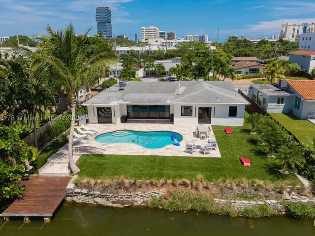 4-bedroom home for rent in Miami - 21230 NE 25th Ct - MondialRealty