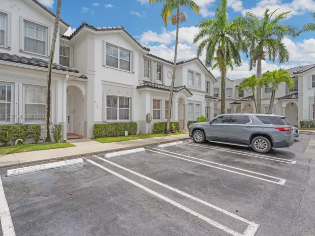 4-bedroom home for rent in Doral - 5570 NW 107th Ave 902 - MondialRealty