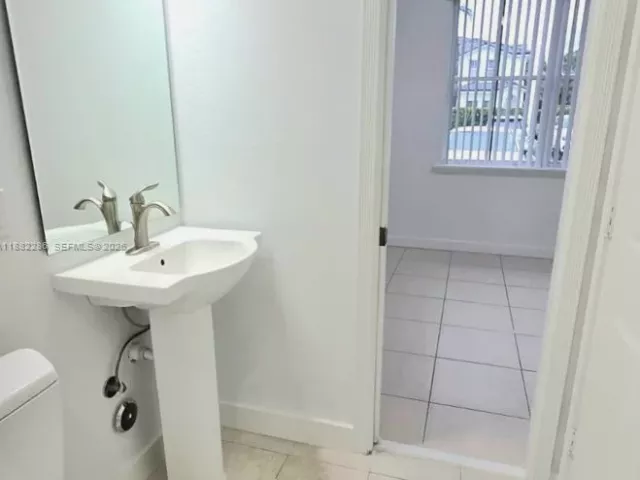 4-bedroom home for rent in Doral - 5570 NW 107th Ave 902 - MondialRealty