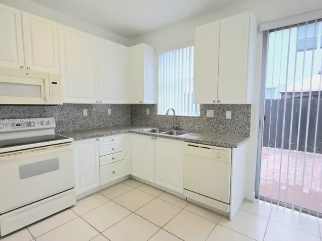 4-bedroom home for rent in Doral - 5570 NW 107th Ave 902 - MondialRealty