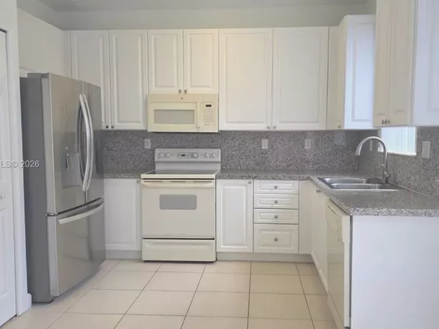 4-bedroom home for rent in Doral - 5570 NW 107th Ave 902 - MondialRealty