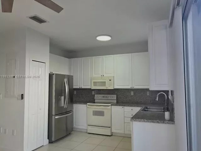 4-bedroom home for rent in Doral - 5570 NW 107th Ave 902 - MondialRealty