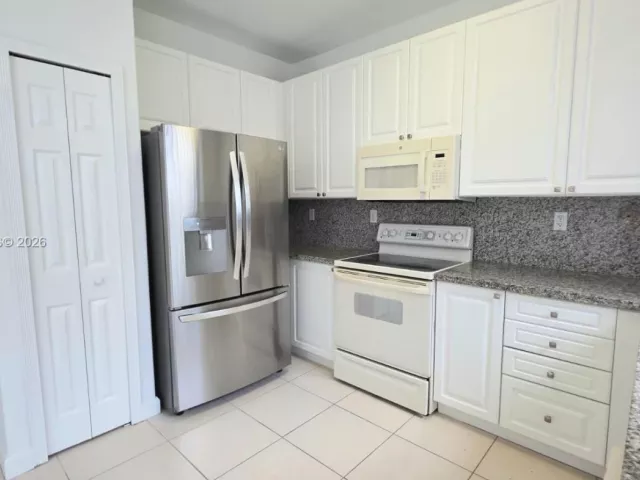 4-bedroom home for rent in Doral - 5570 NW 107th Ave 902 - MondialRealty