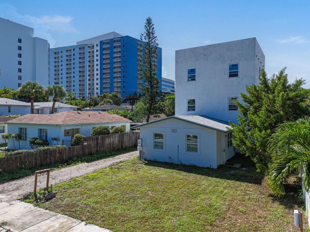 Home for sale at 322 N Lakeside Court - photo 6592437