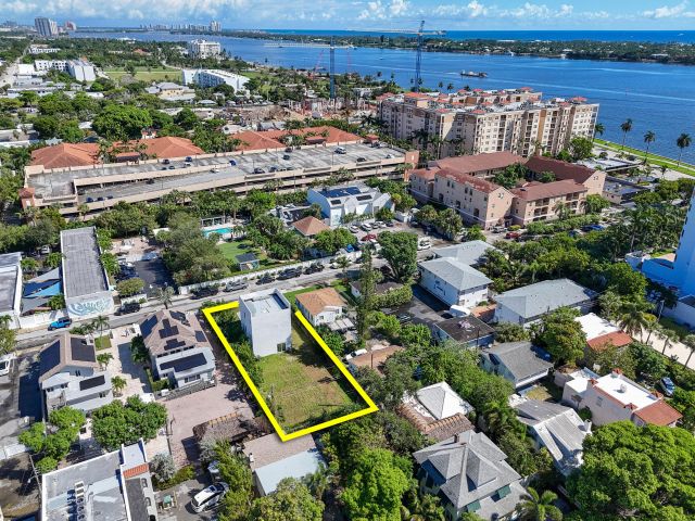 Home for sale at 322 N Lakeside Court - photo 6592439