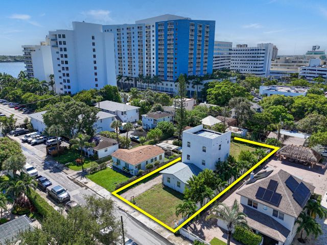 Home for sale at 322 N Lakeside Court - photo 6592440