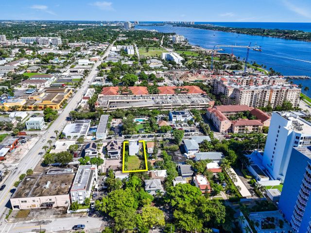 Home for sale at 322 N Lakeside Court - photo 6592441