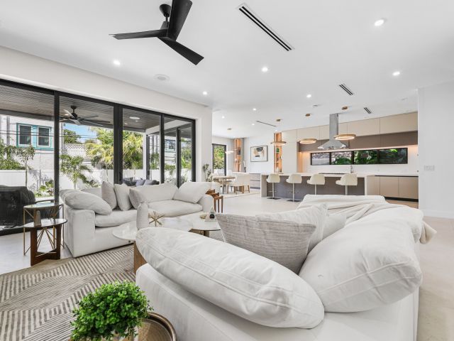 Home for sale at 1013 SE 9 Street - photo 6563997