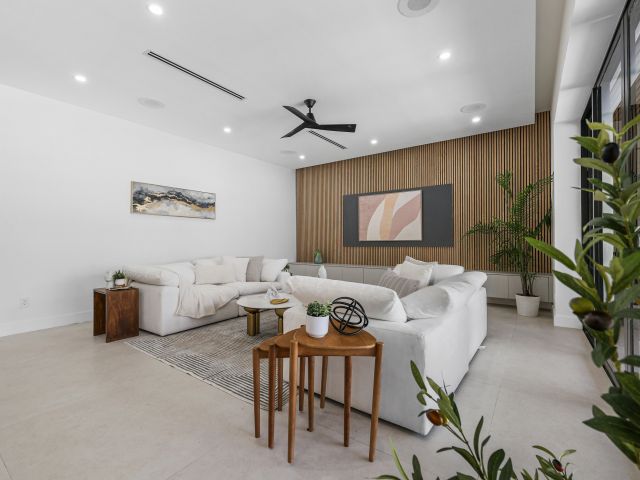 Home for sale at 1013 SE 9 Street - photo 6564001