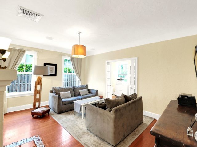 Home for sale at 910 NE 2nd Avenue - photo 6595084