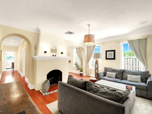 Home for sale at 910 NE 2nd Avenue - photo 6595094