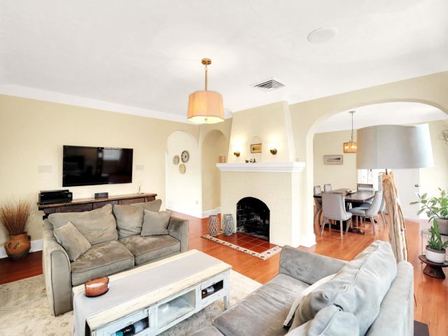 Home for sale at 910 NE 2nd Avenue - photo 6595095