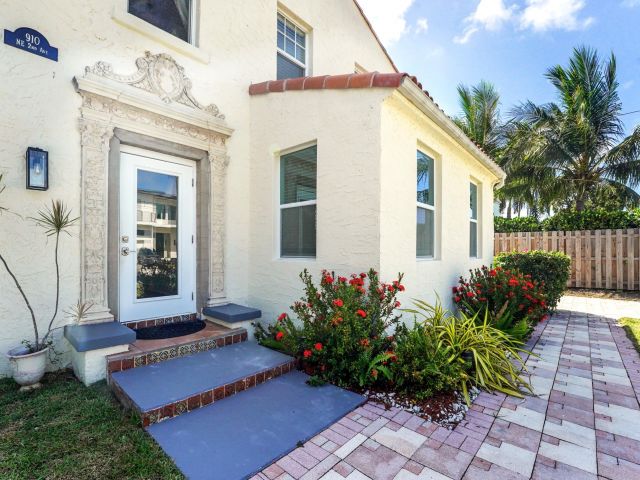 Home for sale at 910 NE 2nd Avenue - photo 6595096