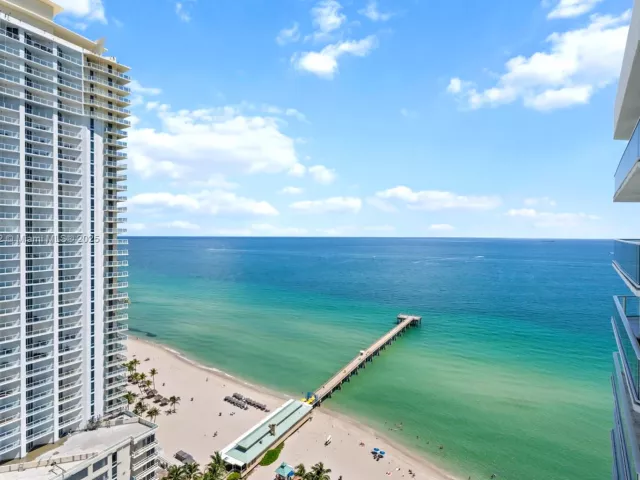2-bedroom condo for sale in Sunny Isles Beach - 16485 Collins Ave PH35C - MondialRealty