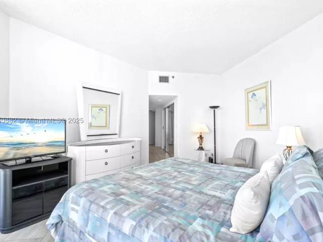 2-bedroom condo for sale in Sunny Isles Beach - 16485 Collins Ave PH35C - MondialRealty