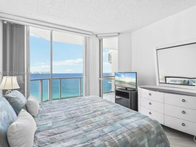 2-bedroom condo for sale in Sunny Isles Beach - 16485 Collins Ave PH35C - MondialRealty