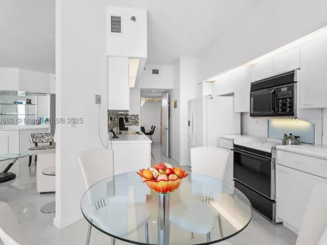 2-bedroom condo for sale in Sunny Isles Beach - 16485 Collins Ave PH35C - MondialRealty