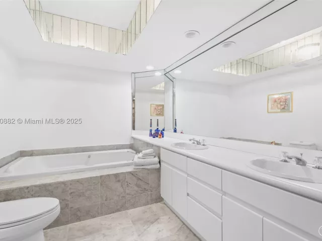 2-bedroom condo for sale in Sunny Isles Beach - 16485 Collins Ave PH35C - MondialRealty