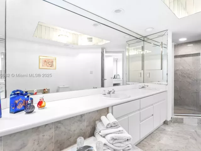 2-bedroom condo for sale in Sunny Isles Beach - 16485 Collins Ave PH35C - MondialRealty