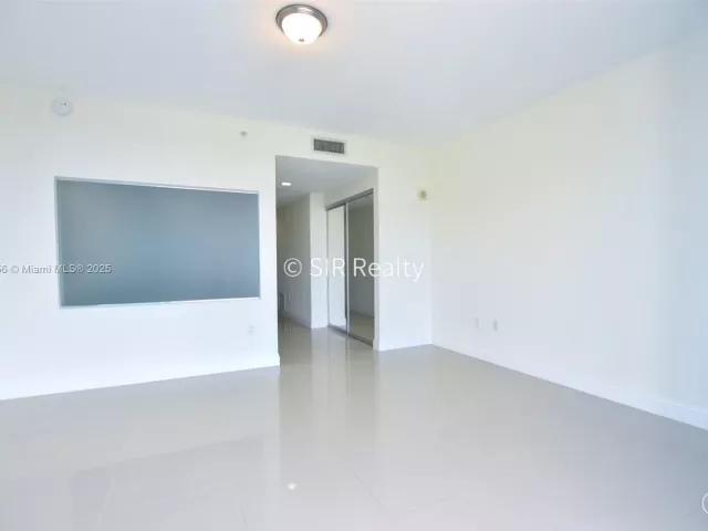2-bedroom condo for sale in Aventura - 2950 NE 188th St 336 - MondialRealty
