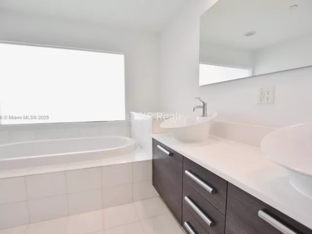 2-bedroom condo for sale in Aventura - 2950 NE 188th St 336 - MondialRealty