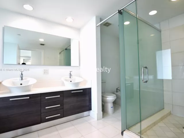 2-bedroom condo for sale in Aventura - 2950 NE 188th St 336 - MondialRealty