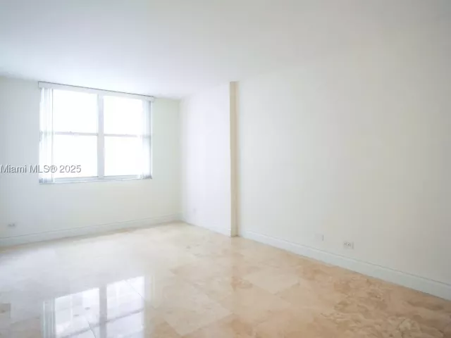 2-bedroom condo for rent in Miami Beach - 6039 Collins Ave 503 - MondialRealty