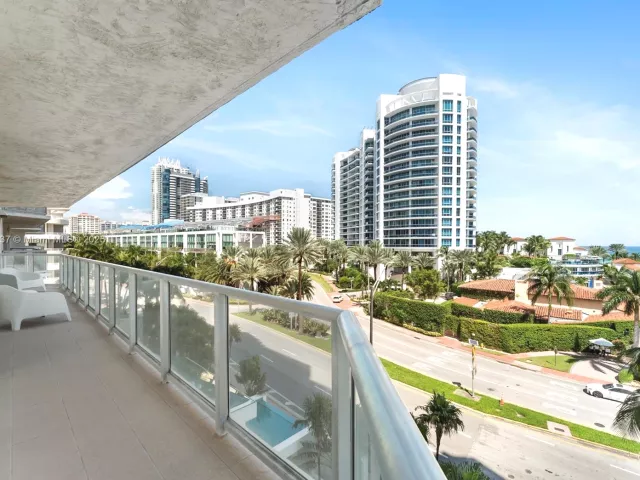 2-bedroom condo for rent in Miami Beach - 5900 Collins Ave 604 - MondialRealty