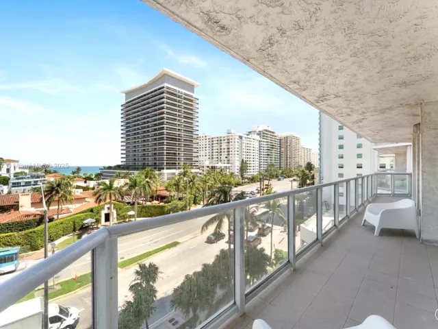 2-bedroom condo for rent in Miami Beach - 5900 Collins Ave 604 - MondialRealty