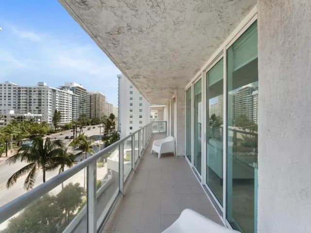 2-bedroom condo for rent in Miami Beach - 5900 Collins Ave 604 - MondialRealty