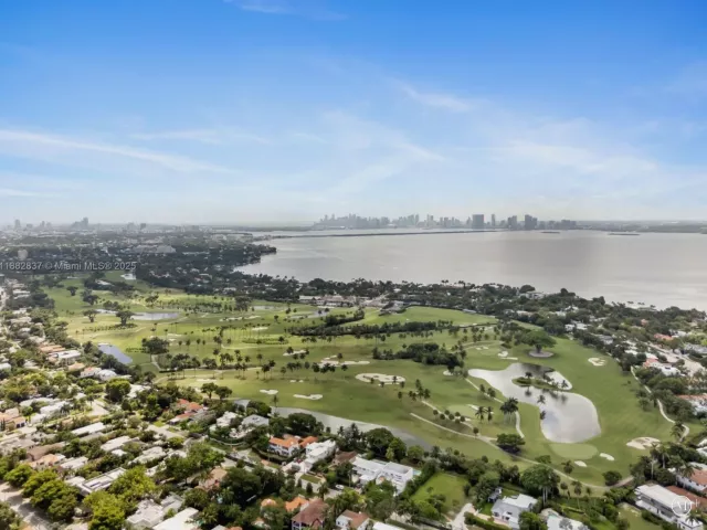 2-bedroom condo for rent in Miami Beach - 5900 Collins Ave 604 - MondialRealty