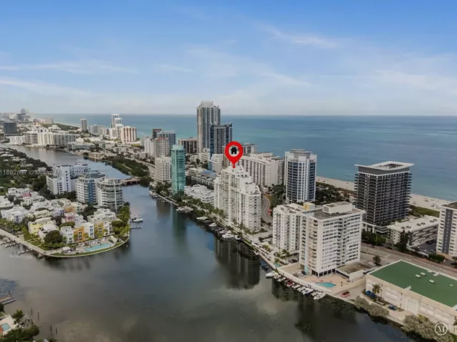 2-bedroom condo for rent in Miami Beach - 5900 Collins Ave 604 - MondialRealty