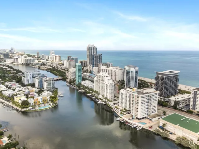 2-bedroom condo for rent in Miami Beach - 5900 Collins Ave 604 - MondialRealty