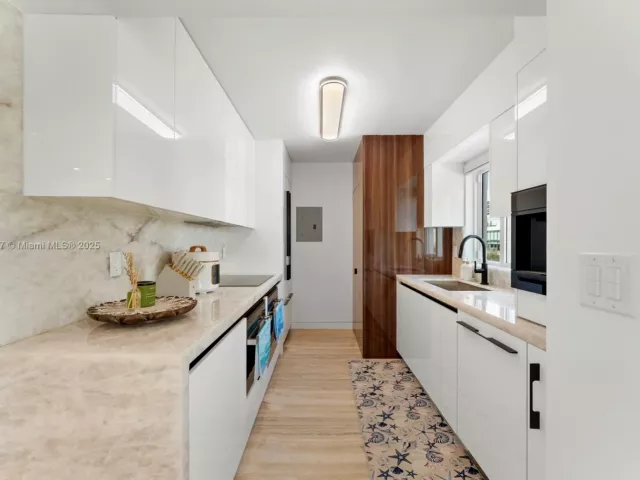 2-bedroom condo for rent in Miami Beach - 5900 Collins Ave 604 - MondialRealty