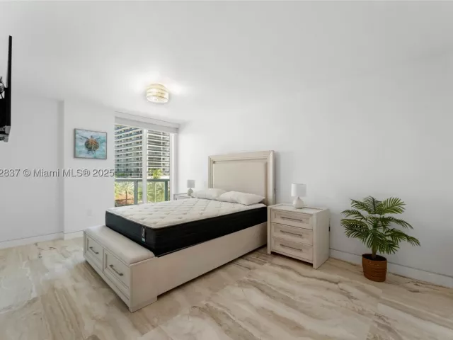 2-bedroom condo for rent in Miami Beach - 5900 Collins Ave 604 - MondialRealty