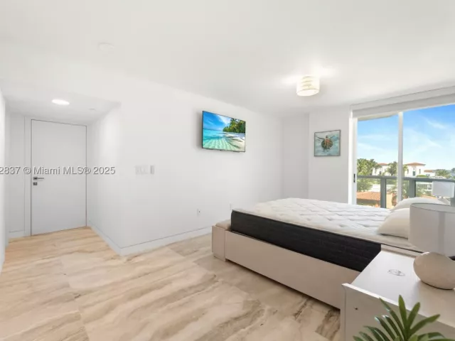 2-bedroom condo for rent in Miami Beach - 5900 Collins Ave 604 - MondialRealty