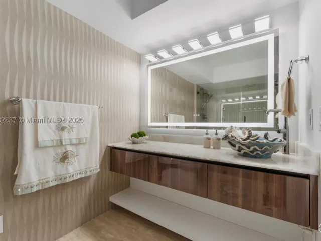 2-bedroom condo for rent in Miami Beach - 5900 Collins Ave 604 - MondialRealty