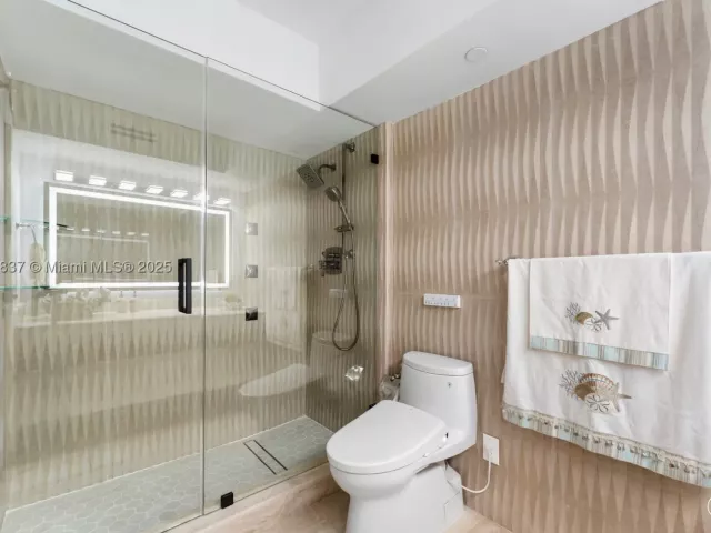 2-bedroom condo for rent in Miami Beach - 5900 Collins Ave 604 - MondialRealty