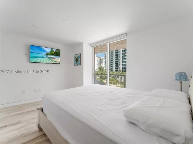 2-bedroom condo for rent in Miami Beach - 5900 Collins Ave 604 - MondialRealty