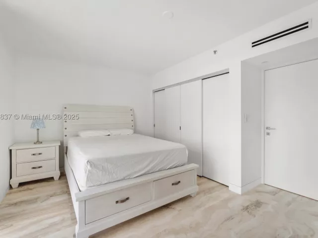 2-bedroom condo for rent in Miami Beach - 5900 Collins Ave 604 - MondialRealty