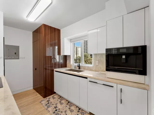 2-bedroom condo for rent in Miami Beach - 5900 Collins Ave 604 - MondialRealty