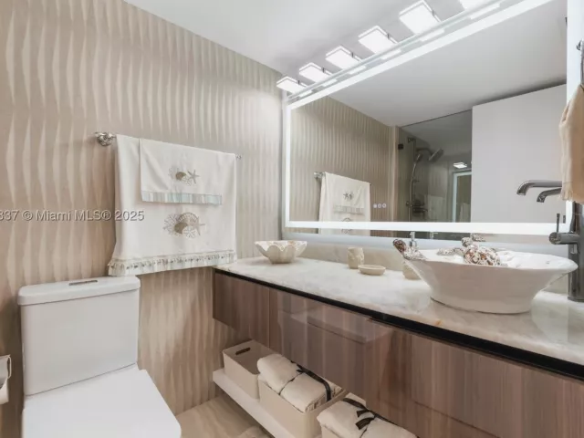 2-bedroom condo for rent in Miami Beach - 5900 Collins Ave 604 - MondialRealty