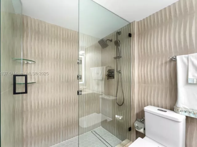 2-bedroom condo for rent in Miami Beach - 5900 Collins Ave 604 - MondialRealty