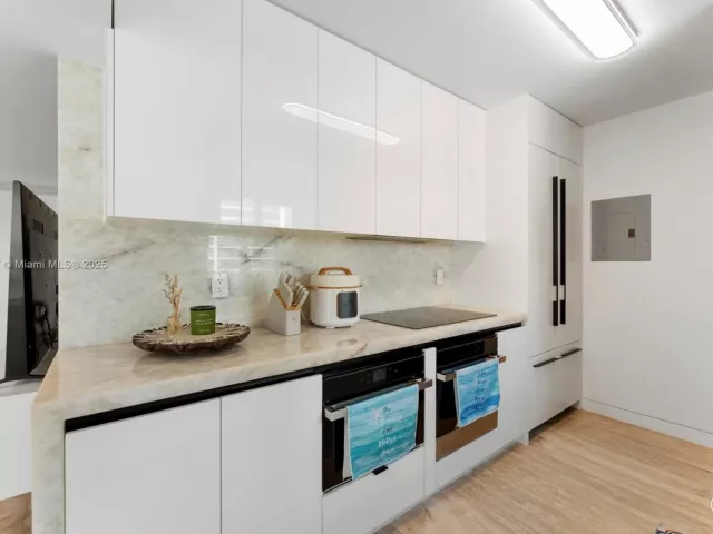 2-bedroom condo for rent in Miami Beach - 5900 Collins Ave 604 - MondialRealty